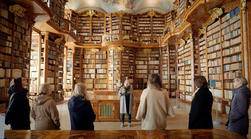 Margret Zachbauer bei einer Führung in der Stiftsbibliothek. – Bild: BR/​Tellux Film GmbH/​Metafilm GmbH