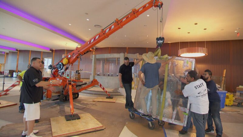 Wayde King (links) während der Herstellung des Aquariums. – Bild: Discovery Channel