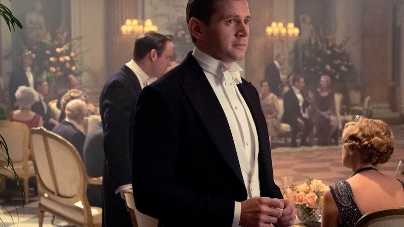 Tom Branson (Allen Leech) Die Verwendung des sendungsbezogenen Materials ist nur mit dem Hinweis und Verlinkung auf TVNOW gestattet. – Bild: RTL / © 2019 Focus Features LLC and Perfect Universe Investment Inc. All Rights Reserved. Tom Branson (Allen Leech) Die Verwendung des sendungsbezogenen Materials ist nur mit dem Hinweis und Verlinkung auf TVNOW gestattet. – Bild: RTL / © 2019 Focus Features LLC and Perfect Universe Investment Inc. All Rights Reserved.