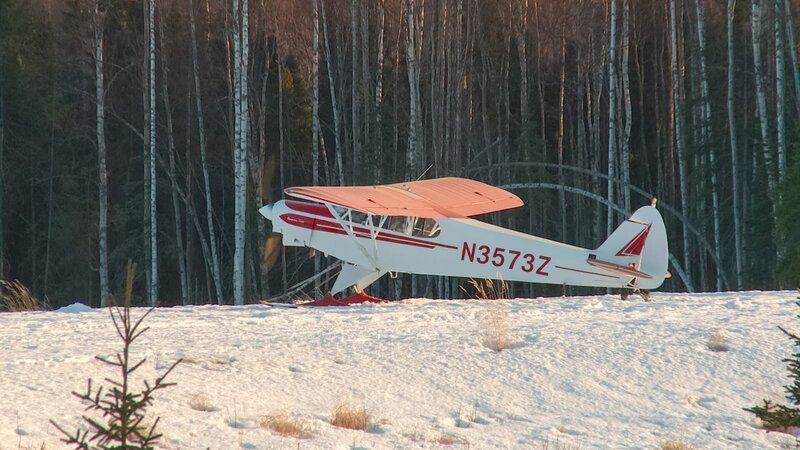 Piper Cub sits in snow. – Bild: Discovery Channel /​ 32309_ep106_003 /​ Discovery Communications