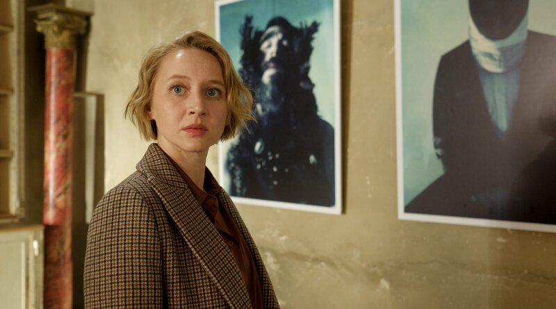 Verdächtige Kunstwerke: Blum (Anna Maria Mühe) sucht einen Fotografen auf. – Bild: Barry Films/​Mona Film/​Petro Domenigg