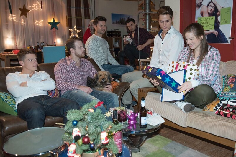 Elli (Nora Koppen) bringt (v.l.) Moritz (Marvin Linke), Tobias (Patrick Müller), Paco (Milos Vukovic), Easy (Lars Steinhöfel) und Ringo (Timothy Boldt) in Bedrängnis, weil sie für jeden von ihnen ein Weihnachtsgeschenk besorgt hat – während Ringo und Paco zu Ellis Überraschung unabhängig voneinander das gleiche Geschenk für sie besorgt haben … – Bild: RTL /​ Stefan Behrens