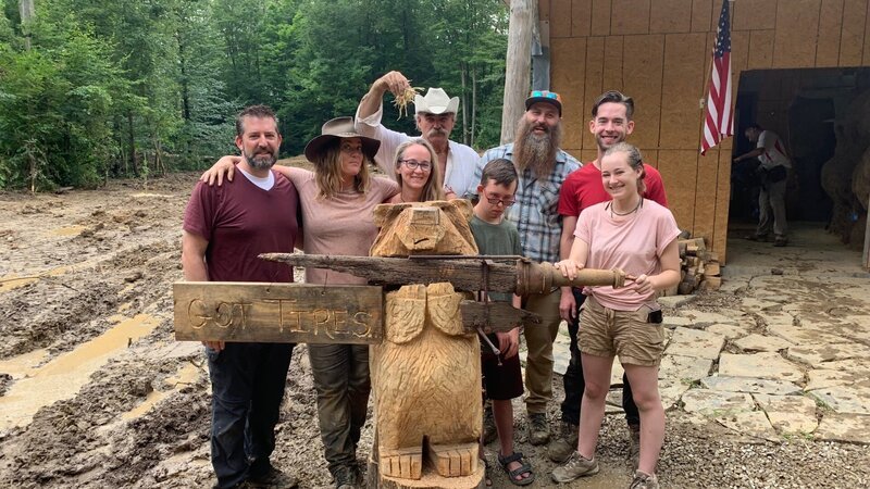 Familie Broadhead mit Marty und Matt Raney. – Bild: Discovery Channel /​ Photobank 36803_ep304_001 /​ Discovery Communications, LLC