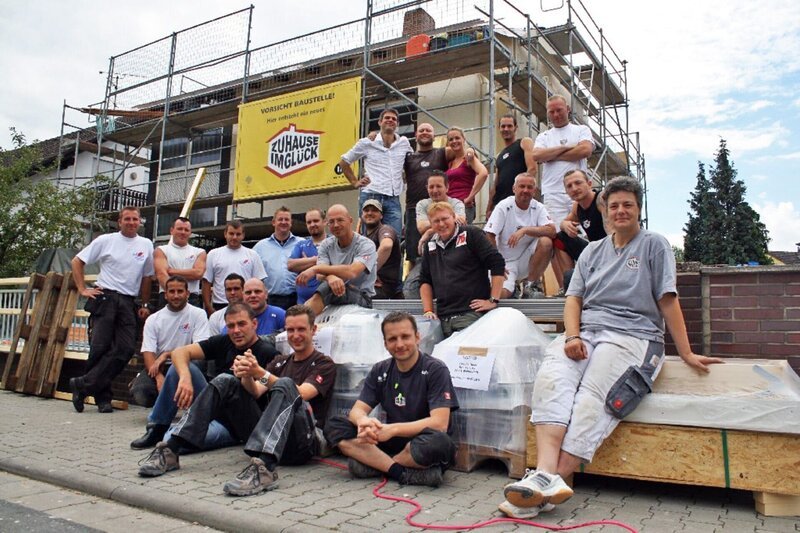 Eva Brenner, Daniel Kraft und das Bauteam von „Zuhause im Glück“ rücken an und bringen wieder ein Stückchen Glück in das Heim von Claudia, Felix und Florian. – Bild: RTL II