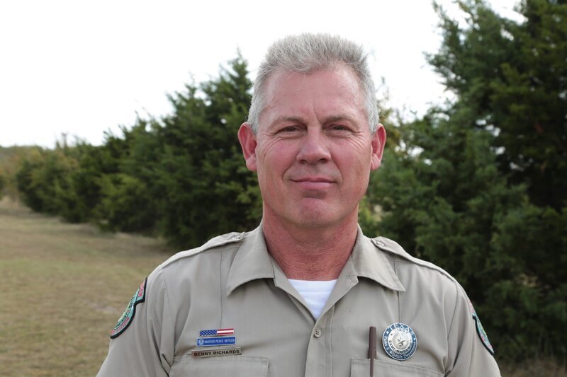 Rchards soft smiling at the camera. – Bild: Discovery Communications