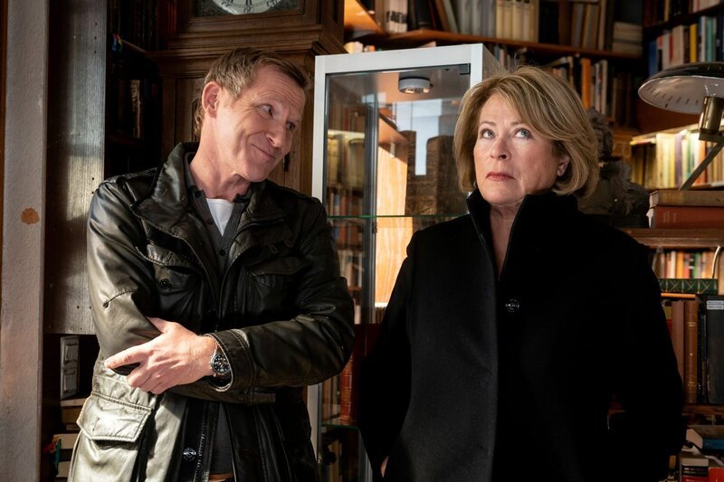 Overbecks (Roland Jankowsky) neue Leidenschaft gilt dem Feminismus, zu Anna Springers (Rita Russek) Leidwesen. – Bild: Thomas Kost /​ ZDF Enterprises GmbH