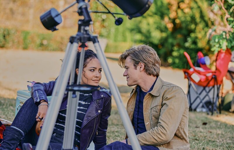 Tristin Mays (Riley Davis), Lucas Till (Angus MacGyver). – Bild: ORF/​PRO7/​CBS/​Tom Griscom