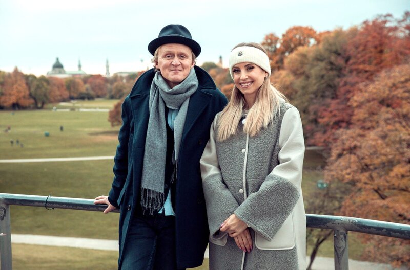 Unternehmerin Cathy Hummels zeigt dem Moderator Pierre M. Krause die schönsten Orte in München. – Bild: SWR/​Encanto
