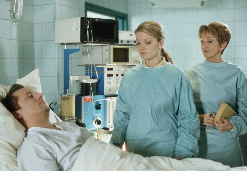 Tag und Nacht wacht Inge (Uta Schorn, r.) am Krankenbett ihres Neffen, des jungen Polizisten Jan Schröder (Lars Pape, l.). Seine Kollegin Remanka (Aline Hochscheid, M.) gibt sich die Schuld daran, dass er an seinem ersten Arbeitstag von einem Tankstellenräuber niedergeschossen wurde. – Bild: port.hu