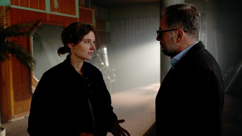 Prof. Wöllner (r., Samuel Finzi) zeigt überraschend bei Personenschützerin Helen Schilling (l., Svenja Jung) sein wahres Gesicht. – Bild: WDR/near future films/Hans-Joachim Pfeiffer Prof. Wöllner (r., Samuel Finzi) zeigt überraschend bei Personenschützerin Helen Schilling (l., Svenja Jung) sein wahres Gesicht. – Bild: WDR/near future films/Hans-Joachim Pfeiffer