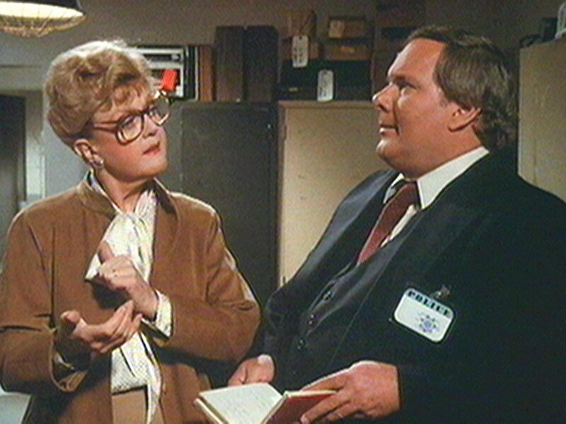 Detektiv Casey (Ray Girardin) verdächtigt Jessica (Angela Lansbury) des Mordes. – Bild: Warner TV Serie
