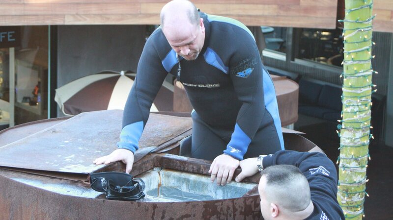 Brett getting into the tank. – Bild: Chris Cardamone /​ Animal Planet /​ 22708_Ep3_MALIBU-1 Photobank /​ Discovery Communications