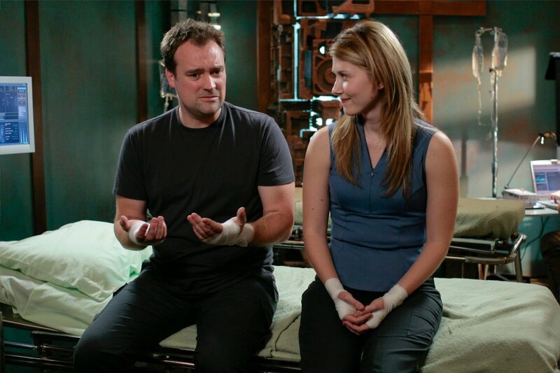Rodney (David Hewlett, li.) und Jennifer (Jewel Staite, re.) sind auf der Krankenstation … SCI FI Channel Photo: Eike Schroter – Bild: MGM ©SYFY Photocredit Mandatory, Editorial Use Only, NO archive, NO Resale