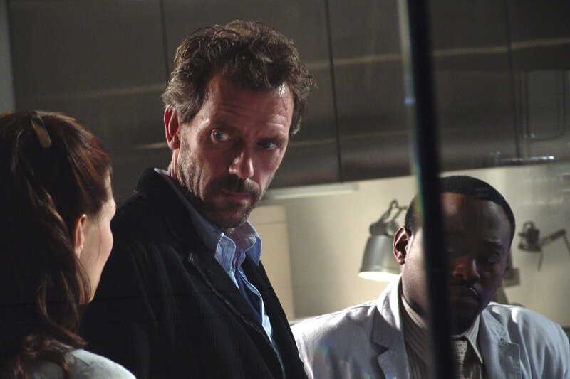 Beim aktuellen Patient treten unvorhergesehene Probleme auf. Dr. Alison Cameron (Jennifer Morrison, l.) und Dr. Eric Foreman (Omar Epps, r.) bitten Dr. House (Hugh Laurie, M.) um Rat. – Bild: PLURIMEDIA (NBC Universal)