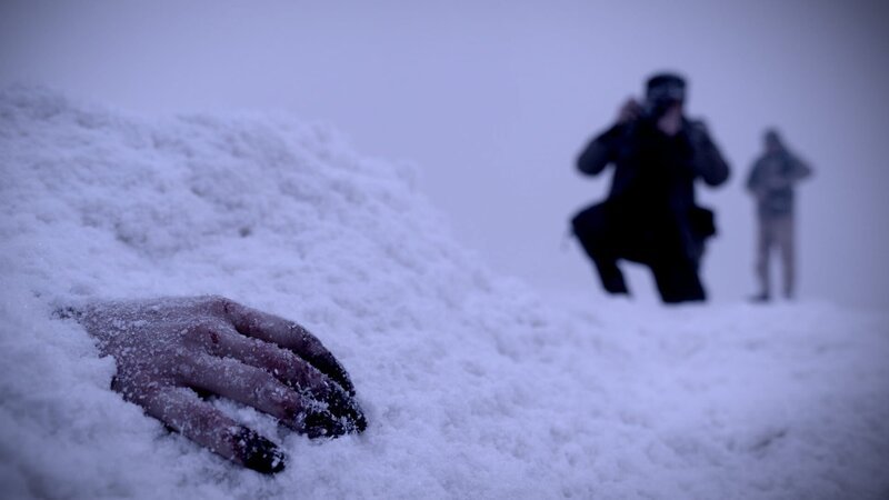 Search teams find one of the hikers buried in snow. – Bild: Science Channel /​ Discovery Communications