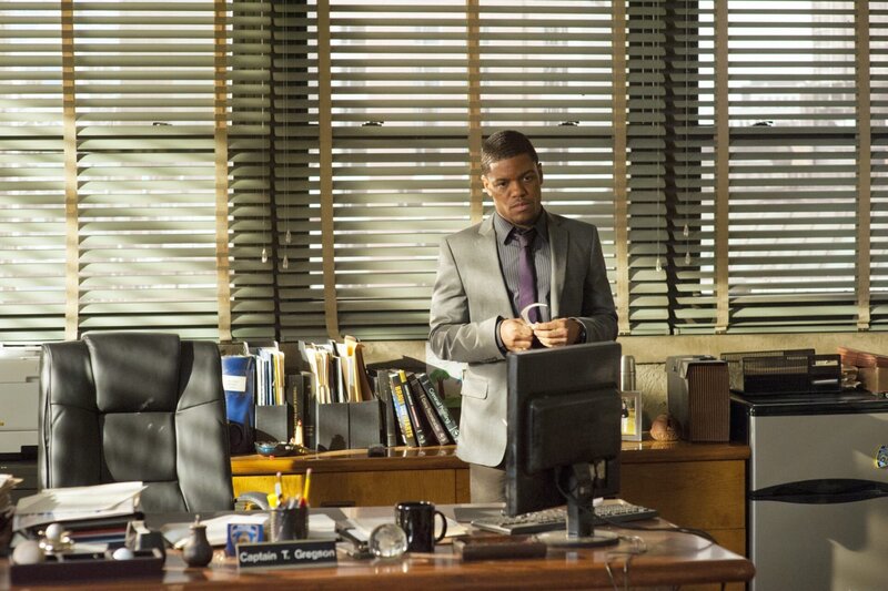 Detective Marcus Bell (Jon Michael Hill) ermittelt gemeinsam mit Sherlock Holmes in einem neuen Fall … – Bild: CBS Television