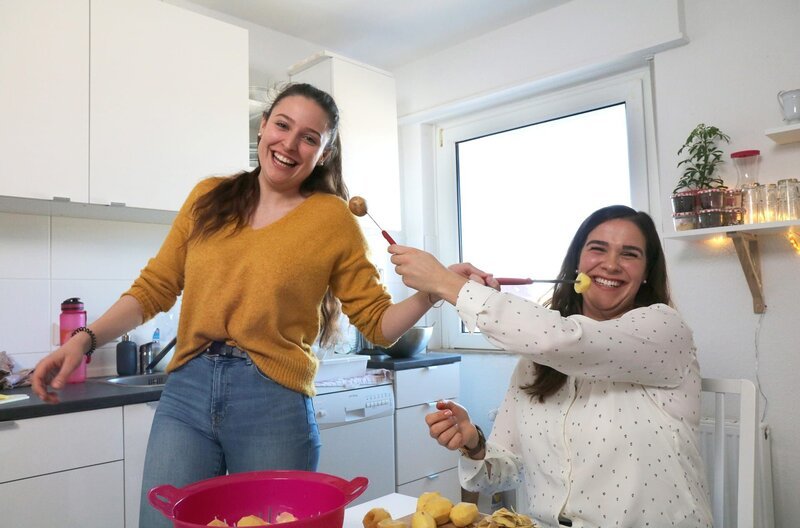 Nomelia Krause hat sichtlich Spaß am kochen (links) – Bild: SWR