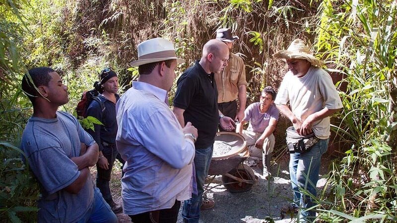 The Rock Raiders nad Bahia miners in Emerald deal at Bahia Emerald Mine. – Bild: Discovery Communications