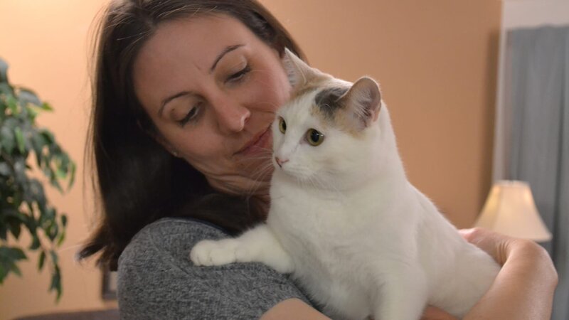 Angela holding Kali in her home. – Bild: Discovery Communications