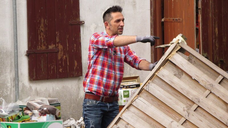 Trödelprofi Mauro Corradino hilft beim AusmistenTrĂ¶delprofi Mauro Corradino hilft beim Ausmisten – Bild: RTL Zwei
