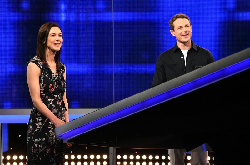 Moderator Alexander Bommes (r.) mit der Kandidatin Nina Schreiner (l.). – Bild: ARD/​Uwe Ernst