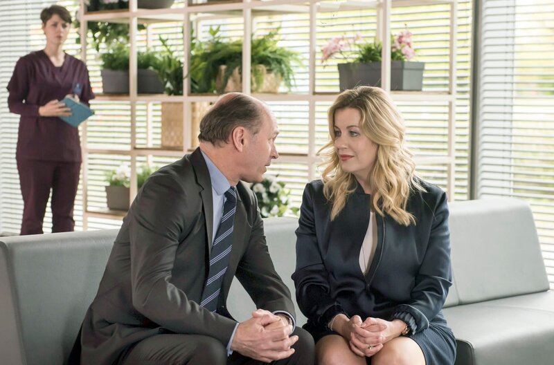 Wolfgang Berger (Horst Günter Marx, 2.v.l.) spricht mit Frau Marquardt (Alexa Maria Surholt, r.) über Dr. Lindner. Theresa (Katharina Nesytowa, l.) bekommt das mit. – Bild: ARD/​Jens Ulrich Koch