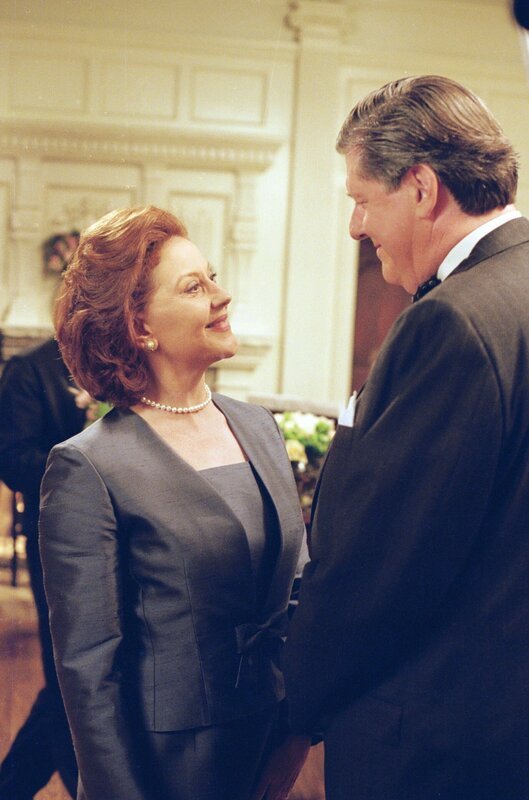 Für ihre Enkelin planen Emily (Kelly Bishop, l.) und Richard (Edward Herrmann, r.) eine schicke Überraschungsparty zu der sie ausgerechnet alle Chilton-Mitschüler von Rory einladen. Doch was Emily ganz besonders gefällt, findet Rory schrecklich … – Bild: 2000 Warner Bros. Lizenzbild frei