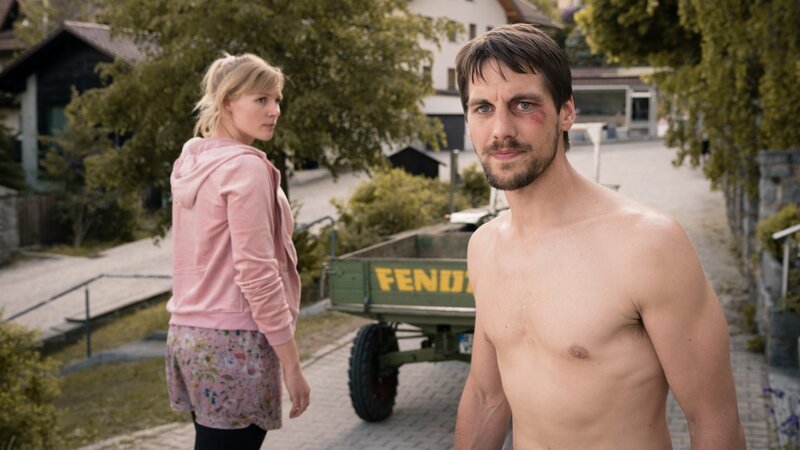 Die Männer im Dorf sind der Meinung, dass nur eine High-Speed-Internet-Leitung Marienzell retten kann. Die Leitung müssen sie allerdings selbst verlegen, denn sie ist viel zu teuer. Die Fronten im Dorf verhärten sich – auch zwischen Lena (Rosalie Thomass) und Willi (Matthias Ransberger). – Bild: ORF/Constantin Film Die Männer im Dorf sind der Meinung, dass nur eine High-Speed-Internet-Leitung Marienzell retten kann. Die Leitung müssen sie allerdings selbst verlegen, denn sie ist viel zu teuer. Die Fronten im Dorf verhärten sich – auch zwischen Lena (Rosalie Thomass) und Willi (Matthias Ransberger). – Bild: ORF/Constantin Film