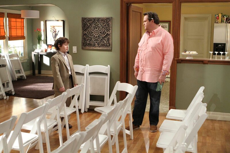 Um seinen Musikabend zu einem perfekten Ereignis zu machen, hat Cameron (Eric Stonestreet, re.) sogar Luke (Nolan Gould) rekrutiert. – Bild: Disney