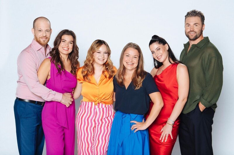 V.l.: Patrick Müller (Tobias Lassner), Sharon Berlinghoff (Vivien Lassner), Theresa Traser (Ronja Pfeiffer), Floriane Eichhorn (Nadine Pfeiffer), Valea Scalabrino (Sina Hirschberger), Ben Heinrich (Bambi Hirschberger). – Bild: RTL /​ Julia Feldhagen