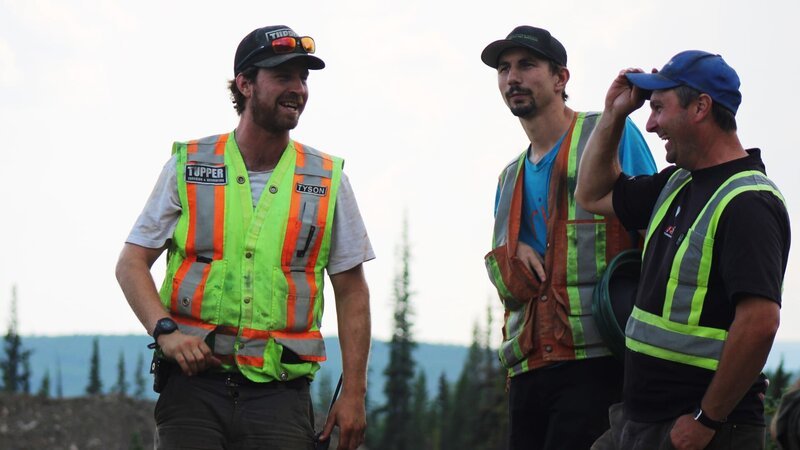 Tyson Lee, Parker Schnabel and Mitch Blaschke mid conversation – happy – Bild: Discovery Channel /​ Discover Images /​ Warner Bros. Discovery, Inc.