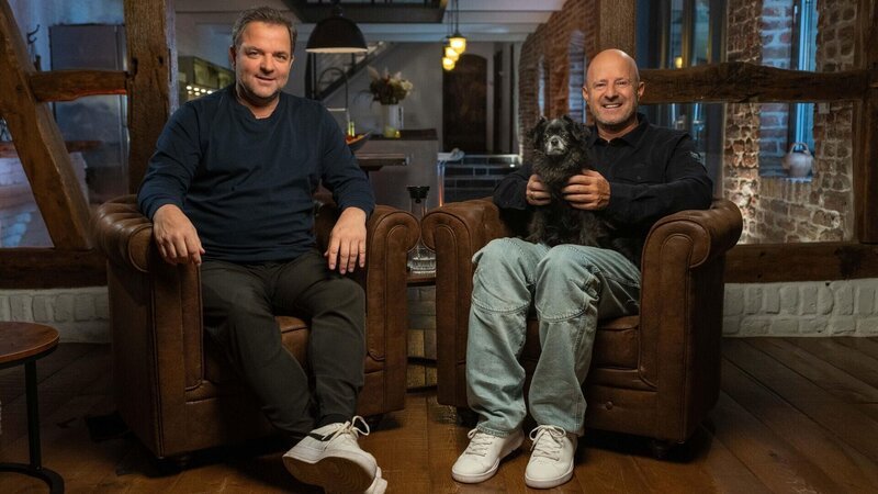 Martin Rütter und Detlef Steves mit Hund Opi sprechen über emotionale Entscheidungen und Hundeadoptionen. +++ Die Verwendung des sendungsbezogenen Materials ist nur mit dem Hinweis und Verlinkung auf RTL+ gestattet. +++; Martin Rütter und Detlef Steves mit Hund Opi sprechen über emotionale Entscheidungen und Hundeadoptionen. +++ Die Verwendung des sendungsbezogenen Materials ist nur mit dem Hinweis und Verlinkung auf RTL+ gestattet. +++ – Bild: Foto: RTL /​ Mina TV