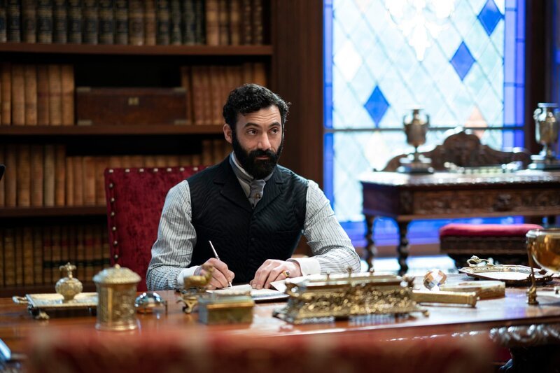 Morgan Spector as George Russell – Bild: 2021 Home Box Office, Inc. All rights reserved. HBO® and all related programs are the property of Home Box Office, Inc.