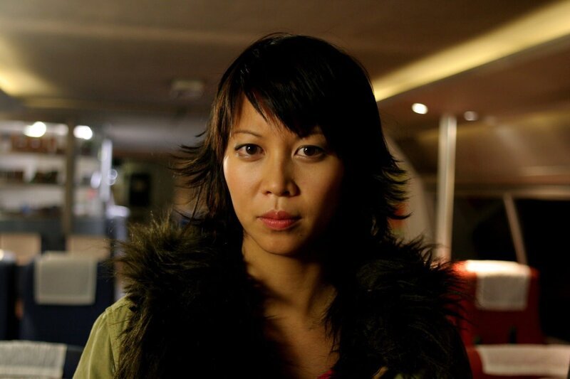 Minh-Khai Phan-Thi spielt in dem Krimi „Nachtschicht-Tod im Supermarkt“ die junge Kommissarin Mimi Hu. – Bild: ZDF /​ STEFAN PERSCH