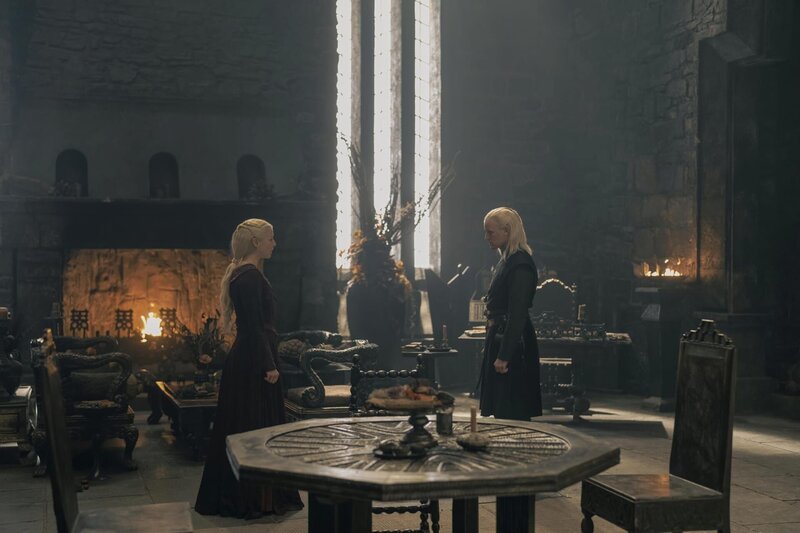 Emma D’Arcy als Queen Rhaenyra Targaryen und Matt Smith als Prince Daemon Targaryen. – Bild: Warner