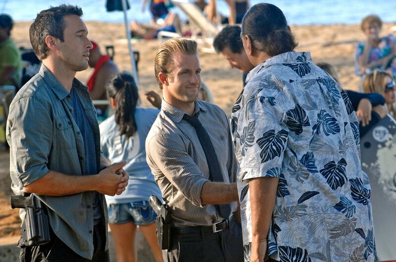 Nachdem bei Steve (Alex O’Loughlin, l.) eingebrochen worden ist und dann auch noch seine Schwester entführt wurde, versucht er gemeinsam mit Danny (Scott Caan, M.), Chin und Kono alles, um sie zu finden. Doch wird Mamo (Al Harrington, r.) ihnen weiterhelfen können? – Bild: Fox Channel