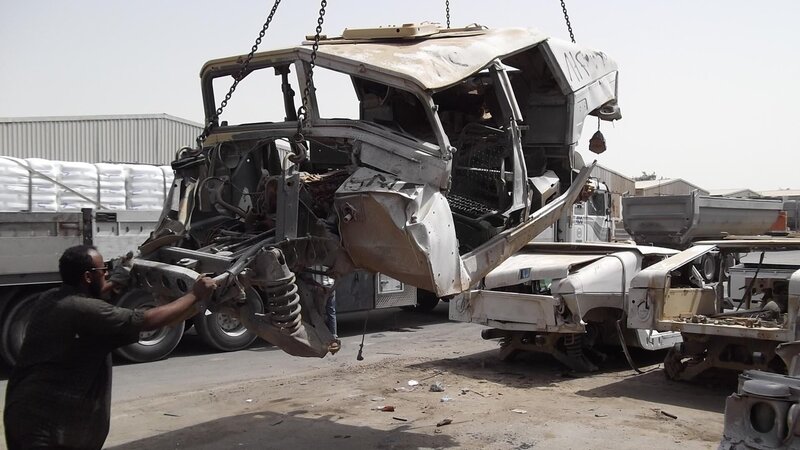 Autoschrott wird mit einem Kran bewegt – Bild: Warner Bros. Discovery