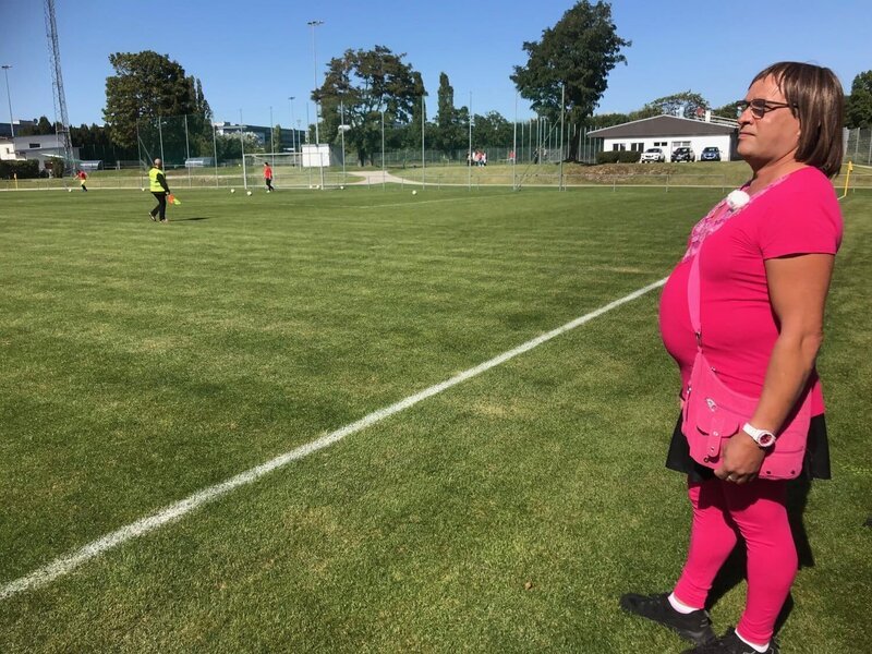 Tamara am Fußballplatz – Bild: ATV