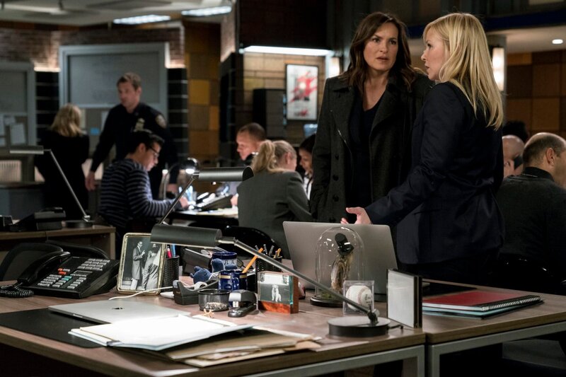 LAW & ORDER: SPECIAL VICTIMS UNIT -- ‚Gone Baby Gone‘ Episode 1909 -- Pictured: (l-r) Mariska Hargitay as Lieutenant Olivia Benson, Kelli Giddish as Detective Amanda Rollins -- (Photo by: David Giesbrecht/​NBC) – Bild: NBC /​ Episodic