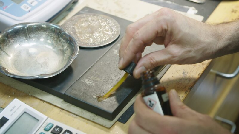 Überprüfung der Qualität von Gold. – Bild: Warner Bros. Discovery