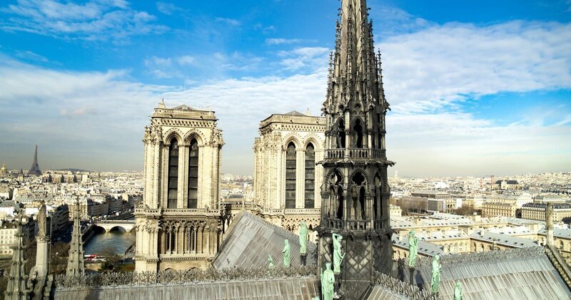 Spitzturm der Pariser Kathedrale Notre Dame. – Bild: ORF /​ ARTE FRANCE /​ Program33