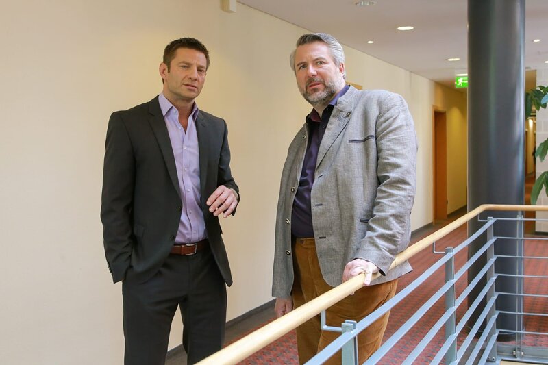 Stadler (Dieter Fischer, r.) und Hansen (Igor Jeftic, l.) ermitteln, nachdem der Schachprofi Victor Malkin nach einem Turnier ermordet aufgefunden wurde. – Bild: Christian A. Rieger – klick /​ Die Verwendung ist nur bei redak /​ ZDF /​ © ZDF/​Bavaria Fernsehprod./​Christian A. Rieger