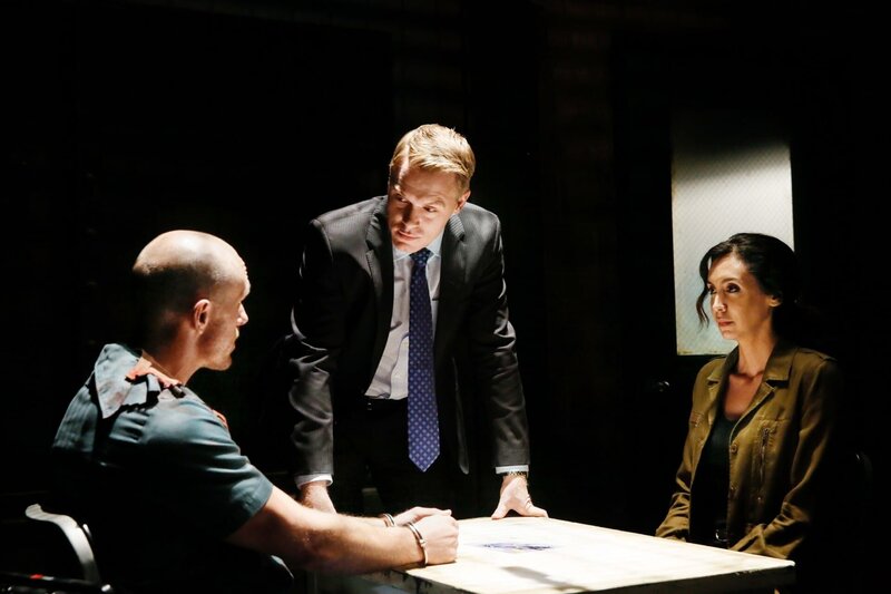 Viktor (Adam McNulty, l.), Donald Ressler (Diego Klattenhoff), Samar Navabi (Mozhan Marnň) – Bild: Universal Television