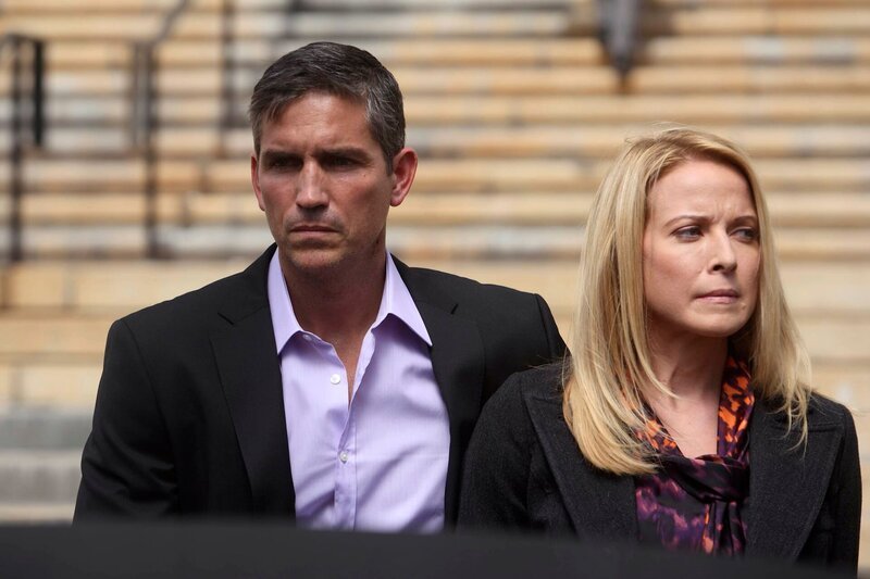 Reese (Jim Caviezel) wird klar, dass die Erpresser nach dem Freispruch von Angela Markham (Meredith Patterson) nicht zwangsläufig den Sohn des Richters ungeschorenen laufen lassen … – Bild: Warner Brothers