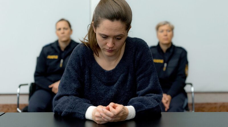 Die Polizistin Tascha (Emily Cox) will ihren inneren Schmerz bezwingen. – Bild: ARD Degeto/​Luis Zeno Kuhn /​ ZDF