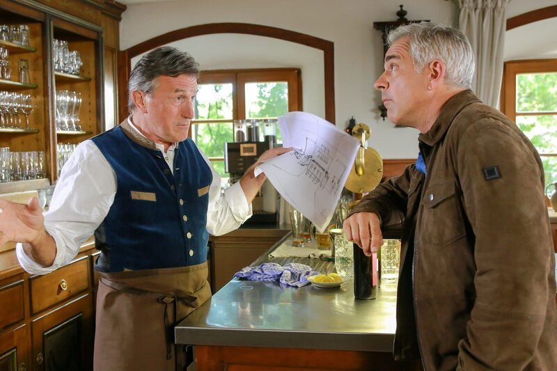 Kommissar Bergmann (Florian Fitz, r.) befragt Ludwig Bernreiter (Johann Schuler, l.), der seinen Gasthof vom ermordeten Architekten umbauen lassen wollte. – Bild: Christian A. Rieger – klick /​ ZDF /​ Bavaria Fernsehprod.