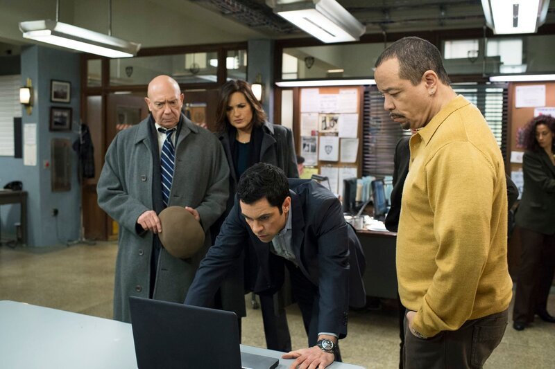 LAW & ORDER: SPECIAL VICTIMS UNIT -- „Amaro’s One-Eighty“ Episode 1511 -- Pictured: (l-r) Dann Florek as Captain Donald Cragen, Mariska Hargitay as Detective Olivia Benson, Danny Pino as Detective Nick Amaro, Ice-T as Detective Odafin ‚Fin‘ Tutuola. – Bild: NBCUniversal Media, LLC