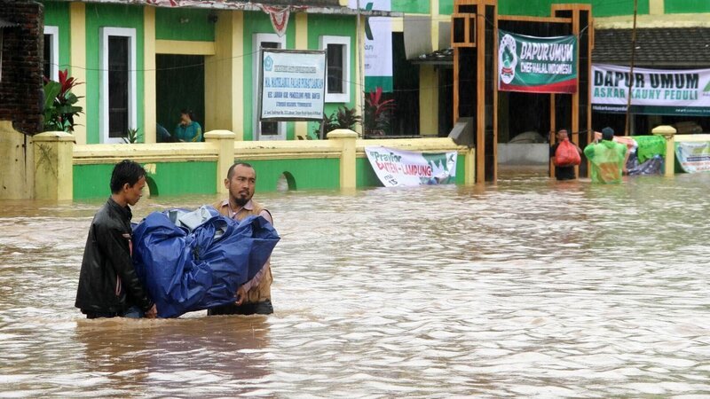 Eine für den Menschen unheilbringende Naturgewalt stellen Tsunamis dar. Foto: Banten, Indonesien, 2018 – Bild: TVNOW /​ Getty Images/​Azwar Ipank