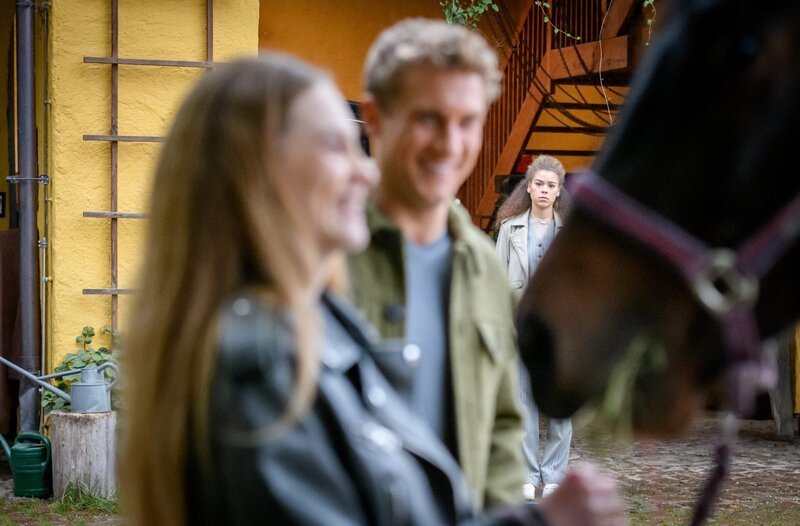 Ana (Soluna-Delta Kokol, r. hinten mit Teresa Klamert, l. vorne) stellt enttäuscht fest, dass Vincent (Martin Walde, r. vorne) offenbar kein Zurück mehr sieht. – Bild: ARD/​WDR/​Christof Arnold