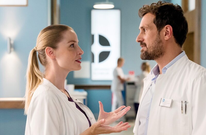 Als neuer Oberarzt im Johannes-Thal-Klinikum beginnt Dr. Theo Faller (Alexander Gier, r.) einen Probetag und eckt direkt mit Julia Berger (Mirka Pigulla, l.) an. – Bild: ARD/​Jens-Ulrich Koch
